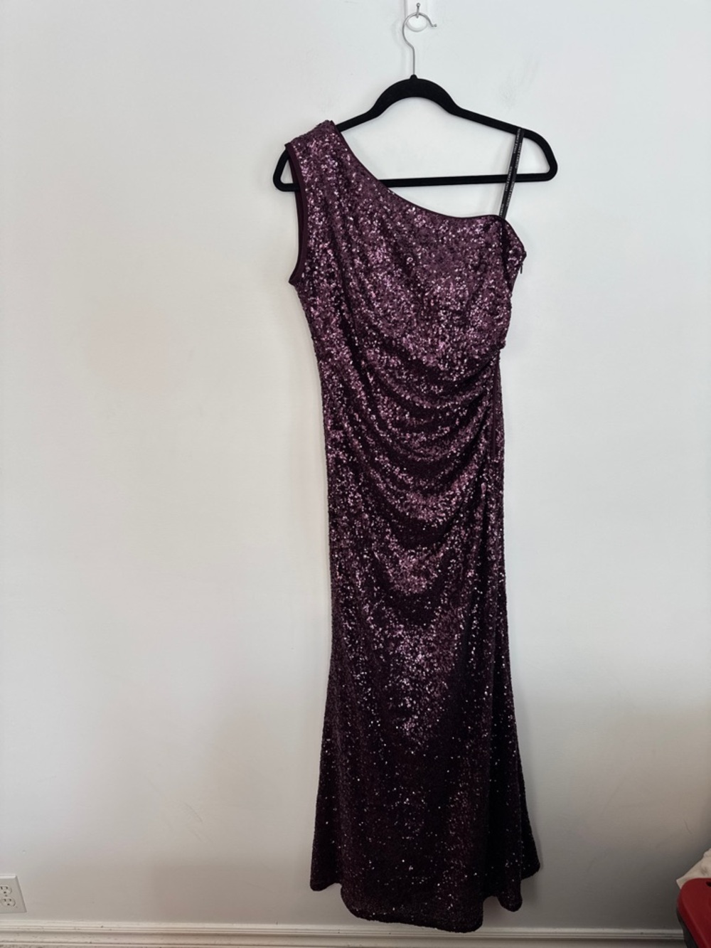 VINCE CAMUTO - one shoulder sequin gown. Size 14. Fits 12 & 14 - Picture 9 of 13
